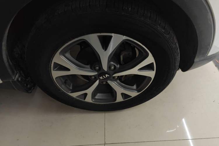 Used Kia KX3 2015 2.0L Automatic Two-Wheel Drive DLX Right Front Wheel Hub