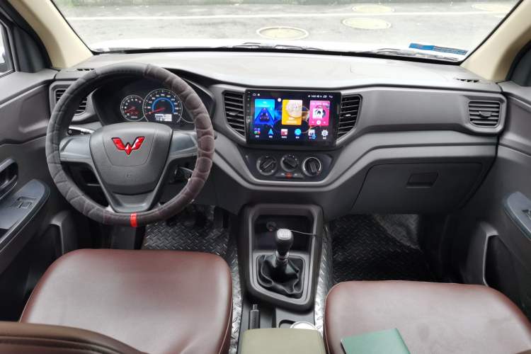 Used Wuling Hongguang V 2022 1.5L Enjoy Edition Electric-Powered LAR Center Console