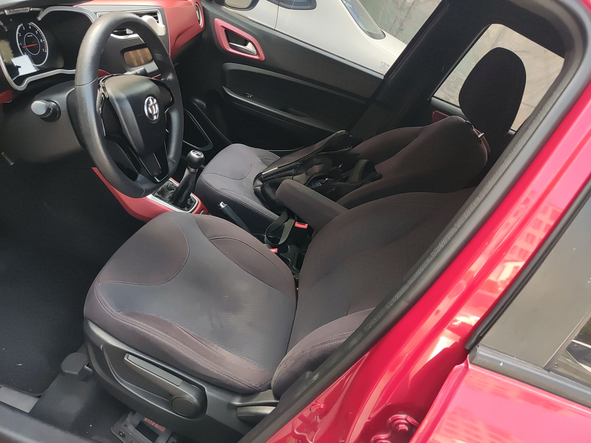 Переднее сиденье в автомобиле