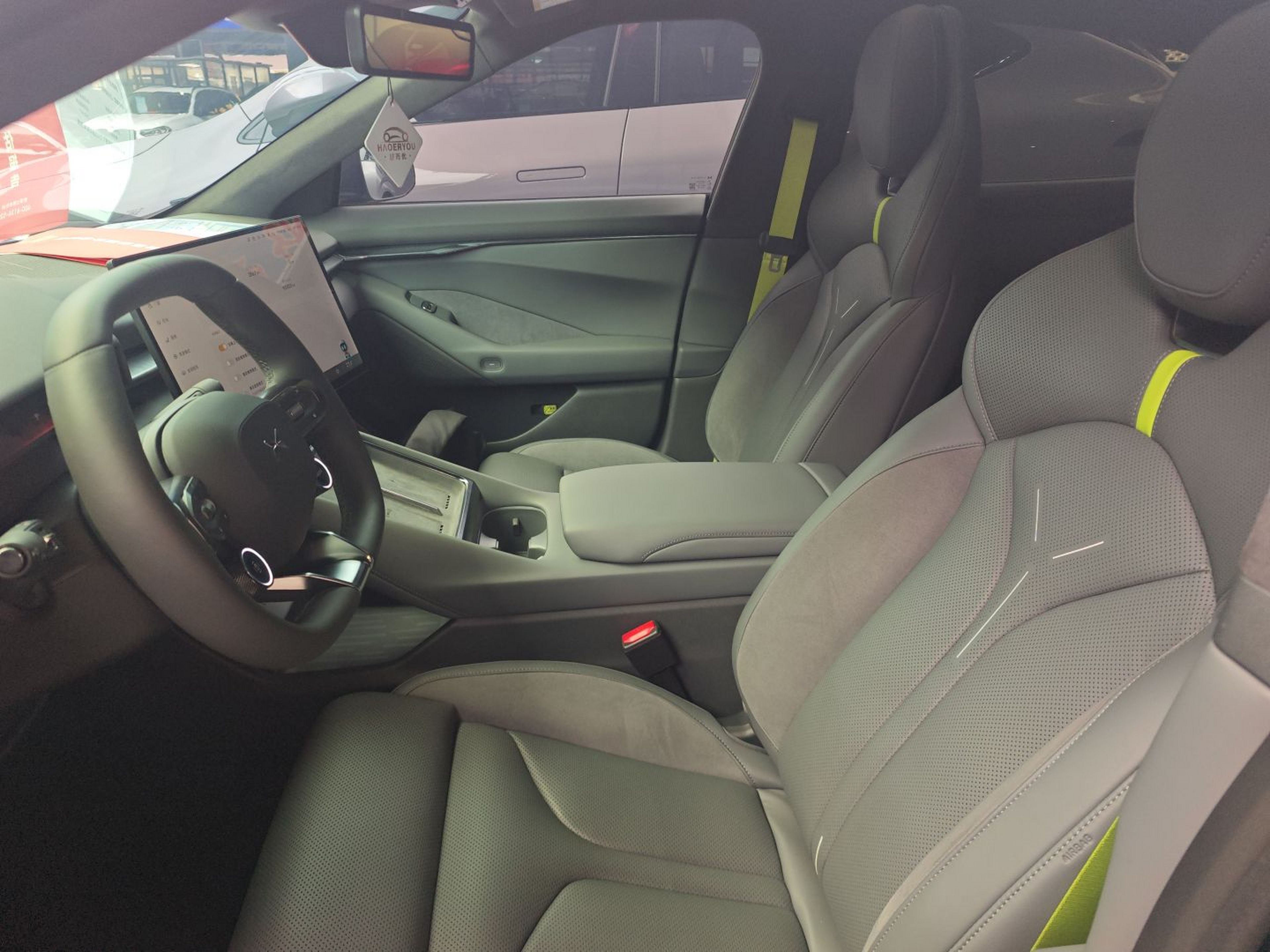 Переднее сиденье в автомобиле