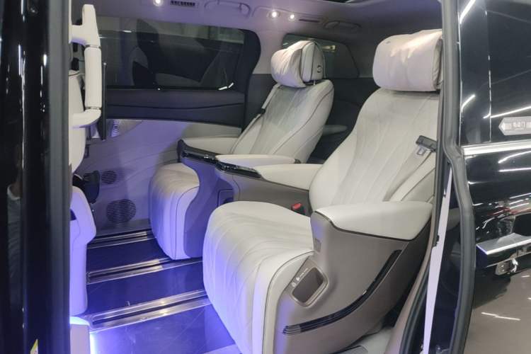 Used Denza D9 2022 DM-i 970 Four-Wheel Drive Prestige Model
