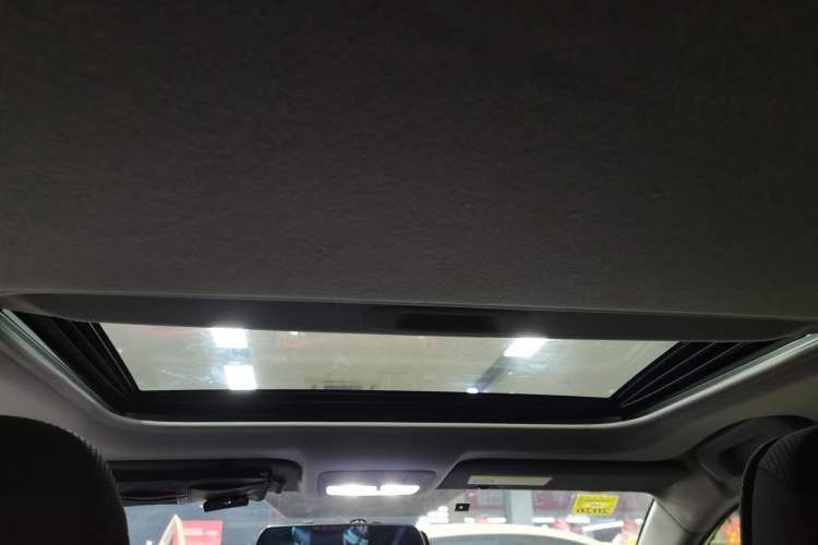 Used Toyota YARiS L Zhi Xiang 2017 1.5G CVT Xuan Dong Skyroof Edition Headliner