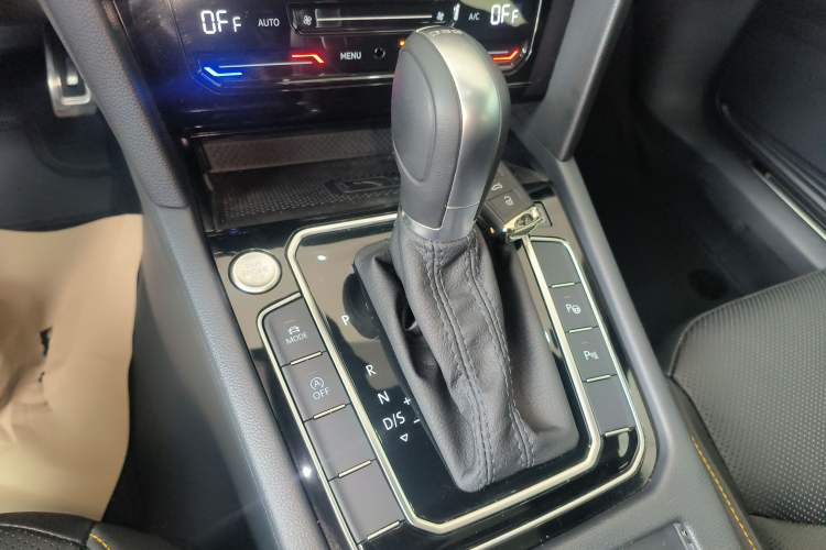 Used Volkswagen FAW-Volkswagen CC 2025 Model, Facelifted 380TSI, Striking and Shared Enjoyment Version Gear Lever