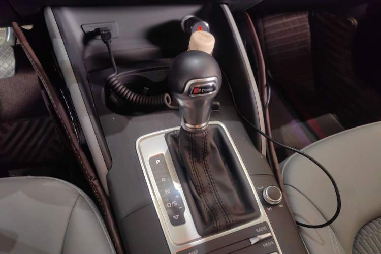 Used Audi A3 2020 Limousine 35 TFSI Fashion Edition China VI Emission Standard Gear Lever