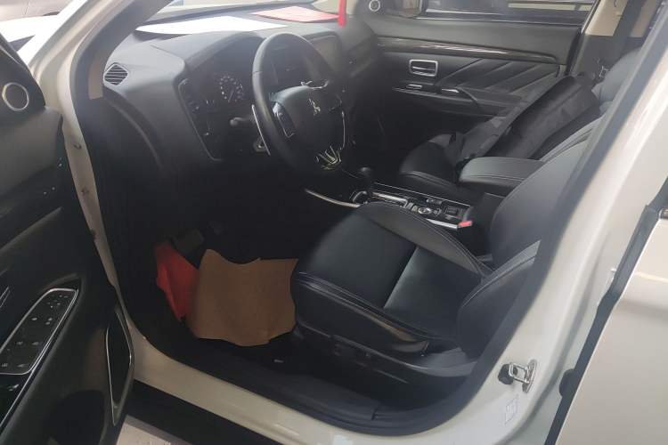 Used Mitsubishi Outlander 2019 2.4L 4x4 Zhi Xiang Edition 7 Seats China VI Standard