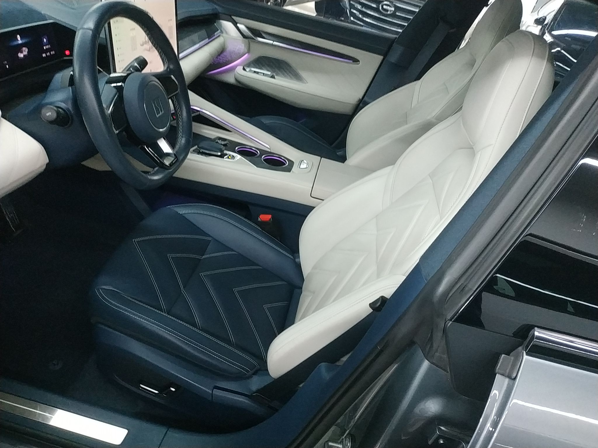 المقاعد الأمامية داخل السيارة