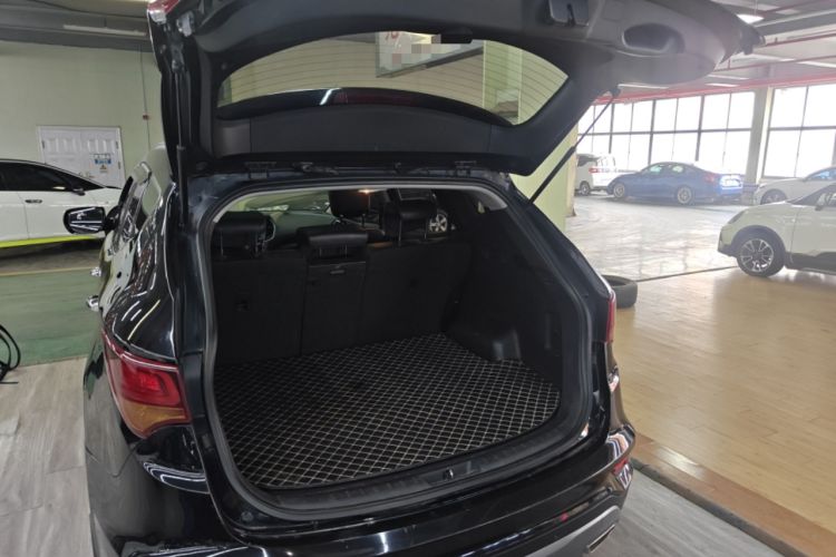 Used Hyundai Santa Fe 2017 2.4L Automatic Two-Wheel Drive Smart Version 5 Seats Trunk