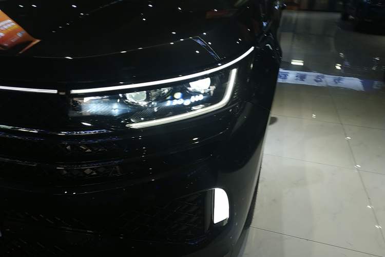 Used Volkswagen Tavendor 2025 Model 380TSI Four-Wheel Drive R-Line Pilgrimage Zhongxiang Edition Left Front Headlight