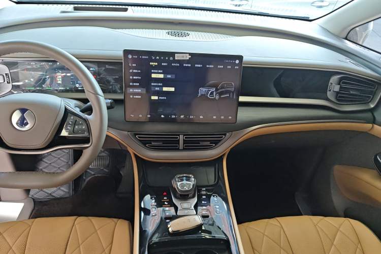 Used Denza D9 2022 DM-i 970 Four-Wheel Drive Prestige Model
