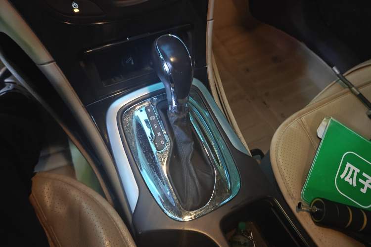 Used Buick Regal 2014 2.0L Leading Fashion Edition Gear Lever