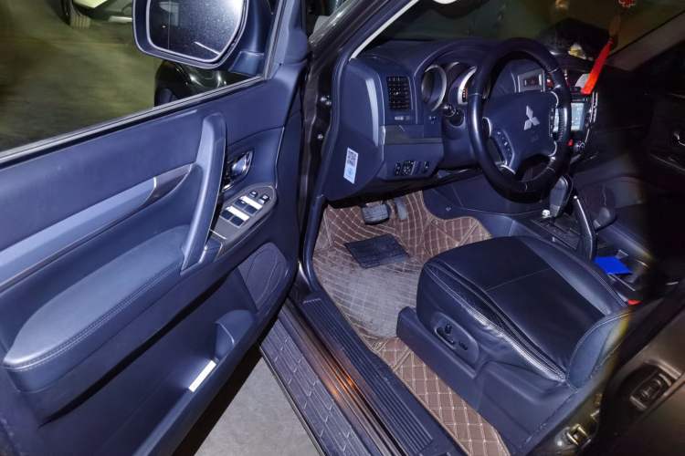 Used Mitsubishi Pajero 2016 3.0L Automatic Luxury Version China V Standard Driver Seat