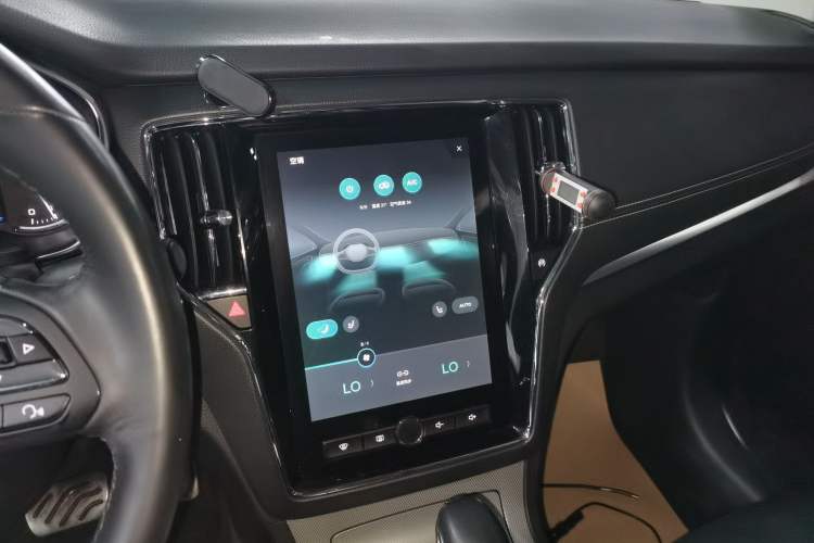 Used Roewe RX5 2018 30T Two-Wheel Drive Automatic Internet Smart Edition Audio And AC Panel