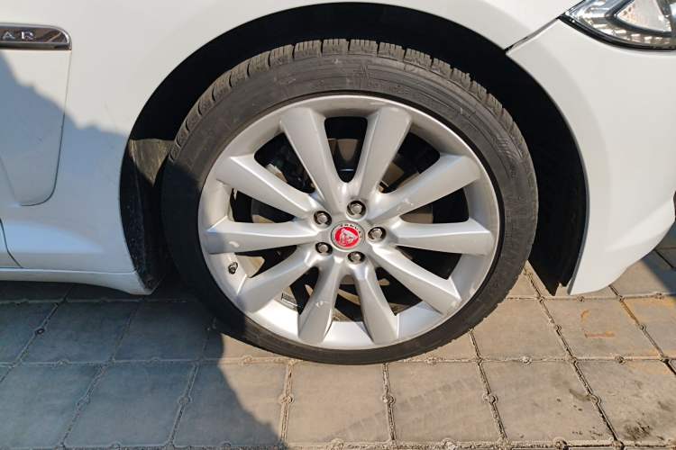 Used Jaguar XF 2015 XF 2.0T Luxury Edition Right Front Wheel Hub