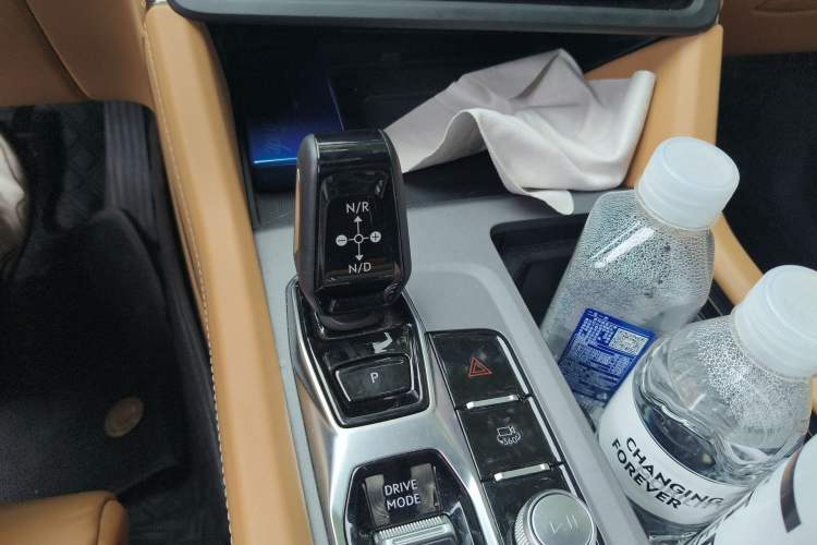 Used Lynk & Co 09 EM-P 2024 2.0TD EM-P Four-Wheel Drive PRO Seven-Seater Gear Lever