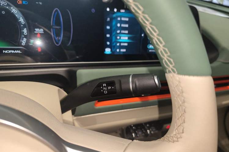 Used ORA Good Cat 2023 401 km Standard Range Luxury Version Lithium Iron Phosphate Gear Lever