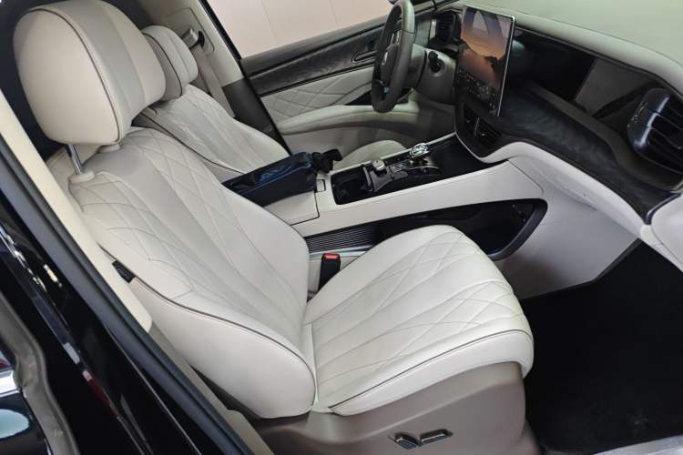 Used Denza D9 2022 DM-i 1040 Prestige Model
