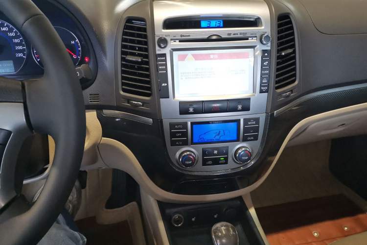 Used Hyundai Santa Fe Classic 2012 2.4 Supreme Edition 5-Seater Two-Wheel Drive Audio And AC Panel