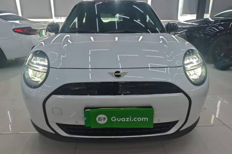 Used MINI Electric COOPER 2024 456km COOPER E Classic Edition Front