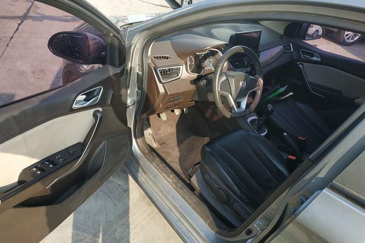 Used Baojun 310W 2017 1.5L Manual Comfort Version China VI Emission Standard
