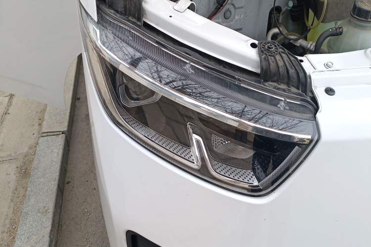 Used Wuling Yangguang 2025 Model 400km Bus Edition—Comfort Edition Right Front Headlight