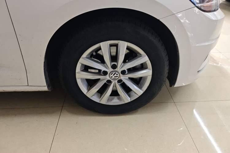 Used Volkswagen Touran 2016 Volkswagen Touran L 280TSI DSG Comfort Edition Right Front Wheel Hub