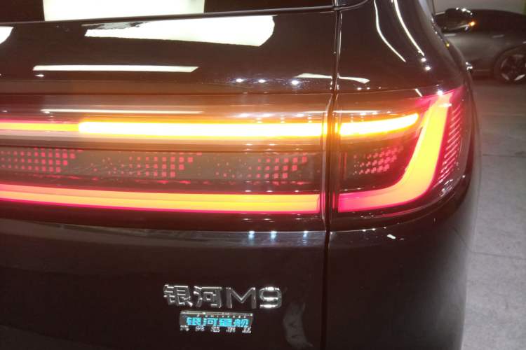 Used Geely Galaxy M9 2025 Model 230km Two-Wheel-Drive Exploration Edition Exterior 3