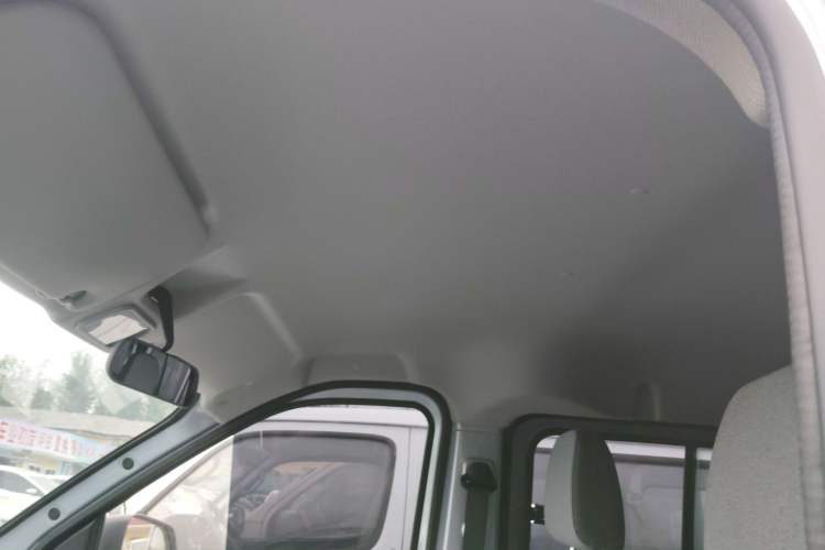 Used Wuling Yangguang 2024 300KM Comfort Version Passenger Van 75kW Headliner