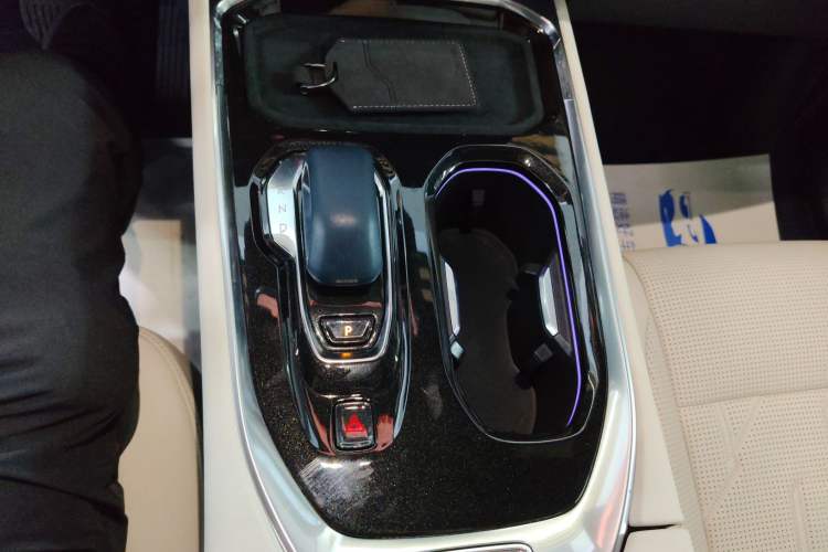 Used Zeekr 009 2024 7-Seater Walk-Through Version Four-Wheel Drive 108 kWh
