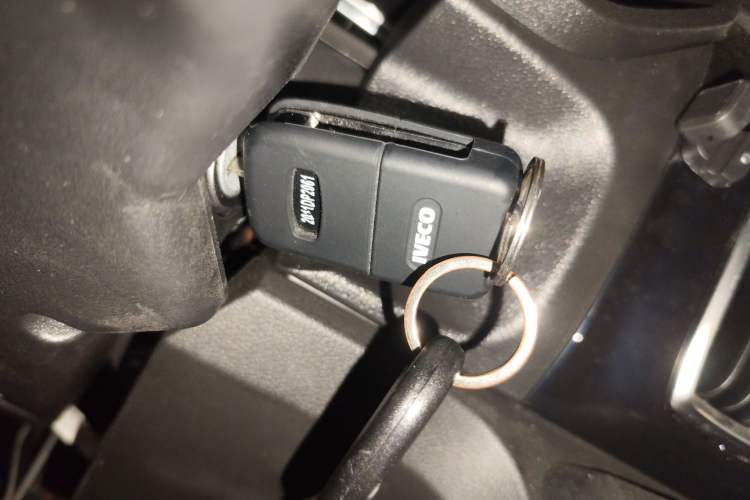 Used Iveco Daily 2023 2.5T A35M1 Multi-Purpose Passenger Vehicle Short Wheelbase Low Roof Single-Tire Side-Sliding Door Automatic Transmission
