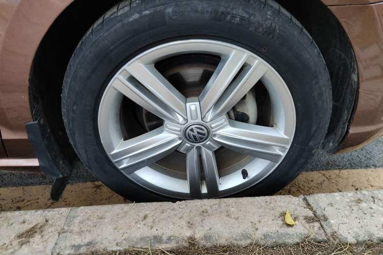 Used Volkswagen Lamando 2015 280TSI DSG Comfort Edition Right Front Wheel Hub