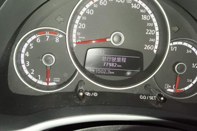 Used Volkswagen Beetle 2015 180TSI model Odometer Close Up