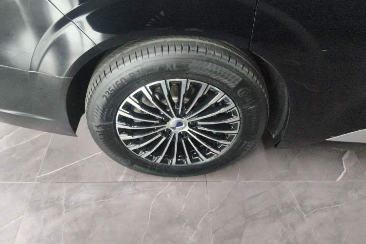 Used Denza D9 2022 DM-i 970 Four-Wheel Drive Prestige Model Right Rear Wheel Hub