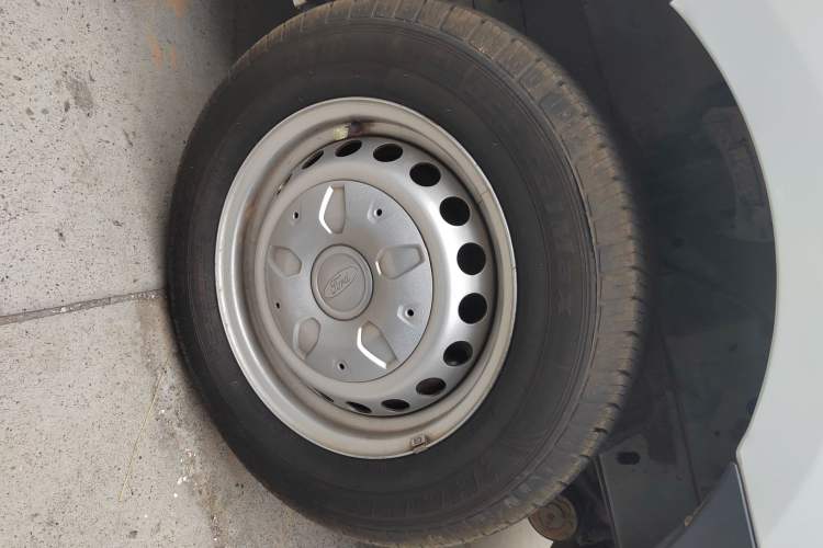 Used Ford Transit 2020 2.0T Gasoline Multi-Function Commercial Vehicle Mid-Drive Low-Roof Design with Dual Rear Doors Meeting China VI Emission Standards Right Front Wheel Hub