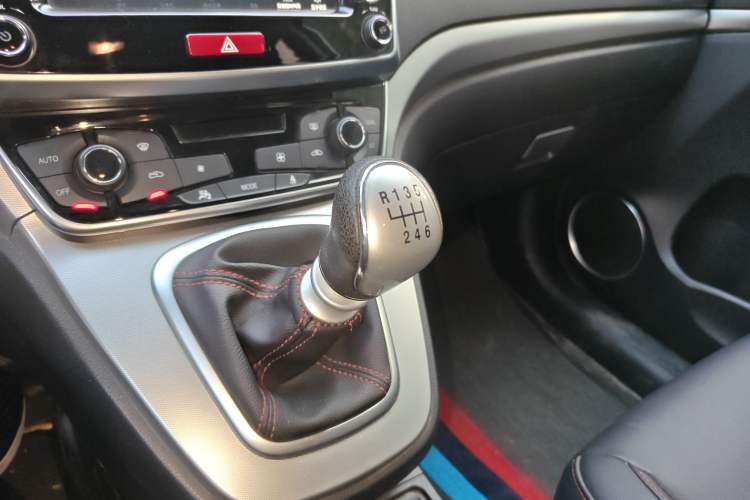 Used Haval M6 2018 1.5T Manual Two-Wheel Drive Elite Model Gear Lever
