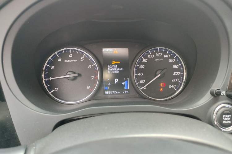 Used Mitsubishi Outlander 2016 2.4L 4x4 Luxury Edition 7-Seater Odometer Close Up