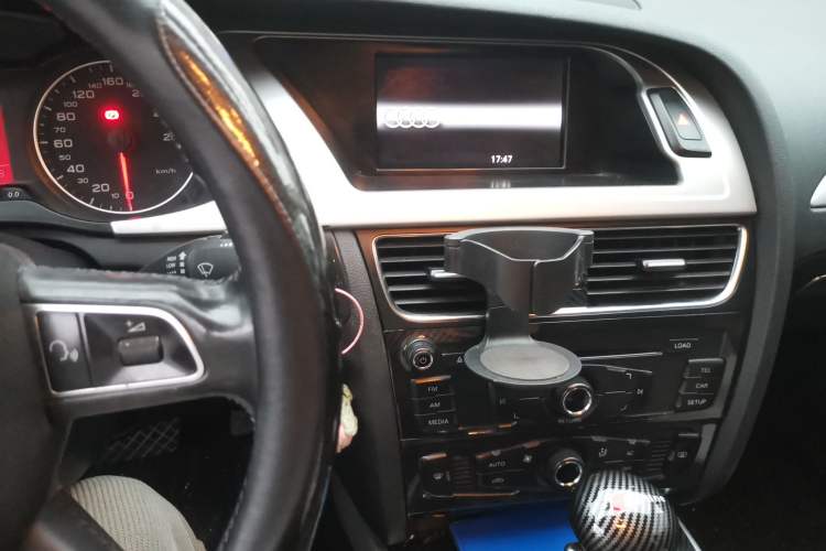 Used Audi A4L 2012 2.0 TFSI automatic standard version Audio And AC Panel