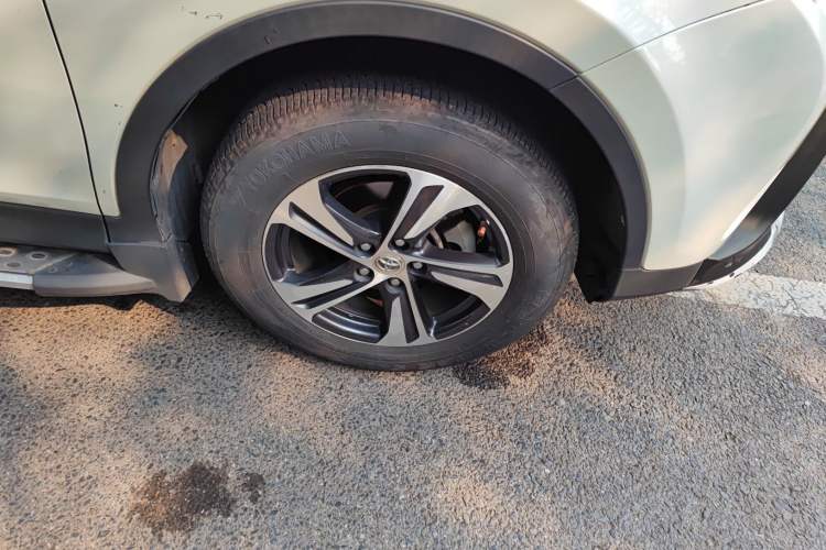 Used Toyota RAV4 2015 2.0L CVT Two-Wheel Drive Fashion Edition Right Front Wheel Hub