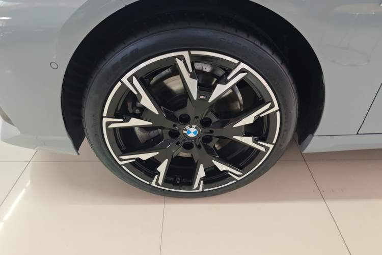 Used BMW 2 Series 2025 225L M Sport Night Edition Package Left Front Wheel Hub
