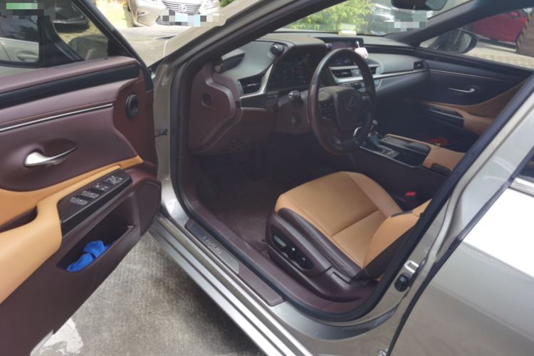 Used Lexus ES 2020 300h Premier Edition Driver Seat