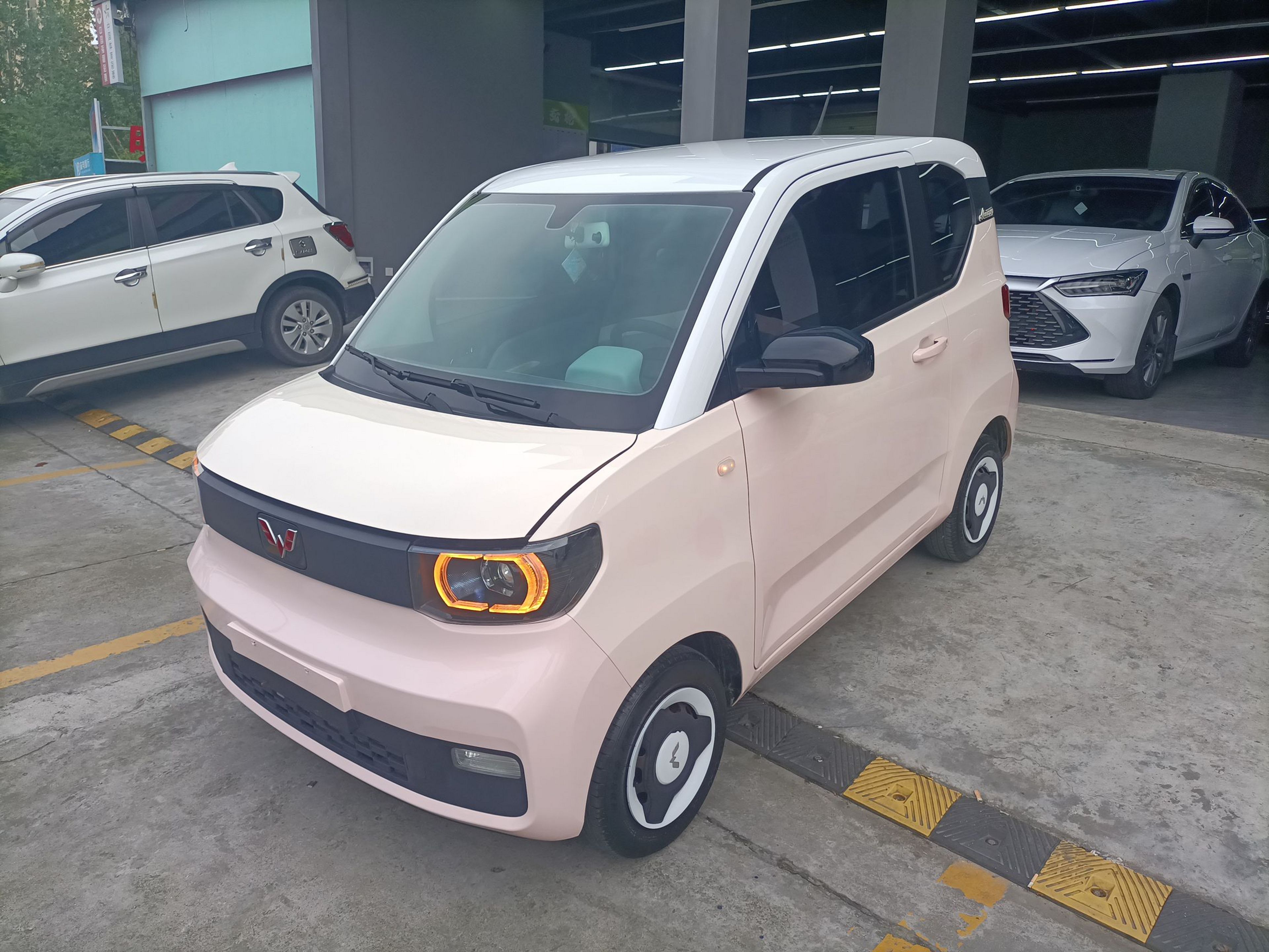 Под передней частью автомобиля