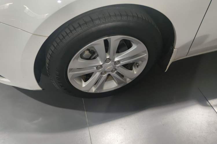 Used Chevrolet Cruze 2016 1.5L Automatic Stylish Sunroof Version Left Front Wheel Hub