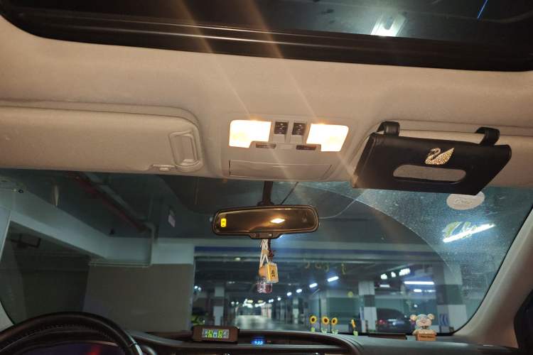 Used Toyota Highlander 2015 2.0T Two-Wheel Drive Luxury Edition 7 Seats Headliner