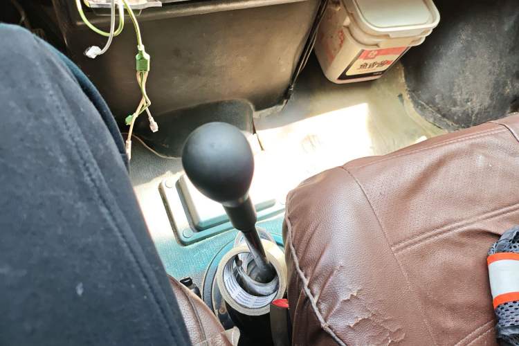 Used Iveco Daily 2020 2.5T A35 Passenger Van Single-Tire Mid-Roof Design 5-9 Seats China V Emission Standard Gear Lever