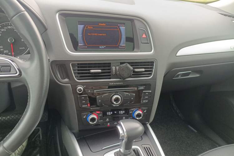 Used Audi Q5 2018 Collector's Edition 40 TFSI Technology Model Audio And AC Panel