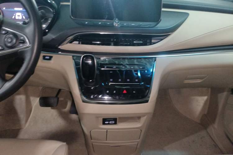 Used Buick GL8 2023 Facelifted Land Cruiser Executive Luxury Version