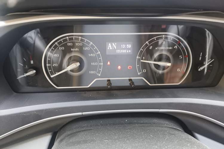 Used SAIC MAXUS Xintu V80 2021 2.0T AMT Classic Aoyuntong Short Wheelbase Ultra-Low Roof 5/6-Seater