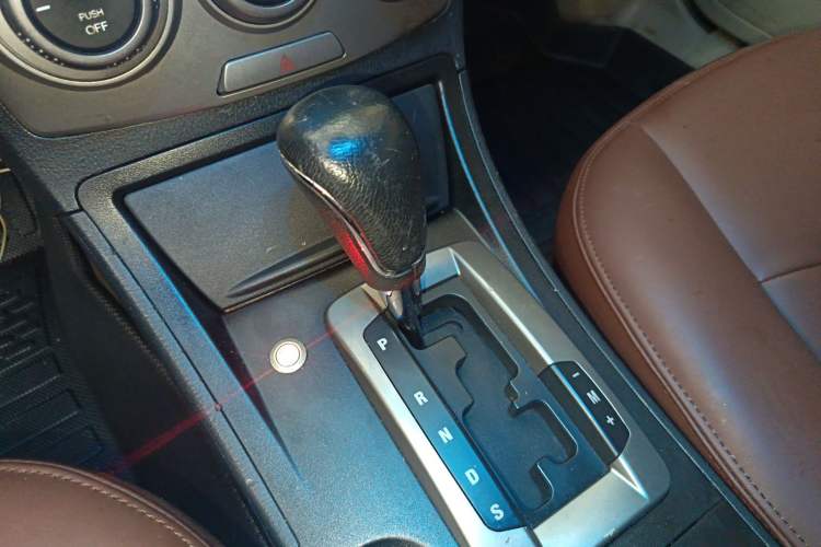 Used Bestune B50 2012 1.6L automatic with sunroof Gear Lever