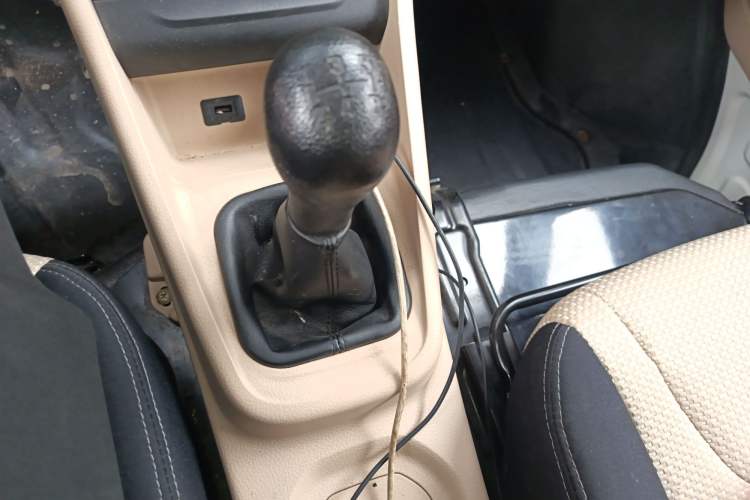 Used CHANGAN KUAYUE Xing V3 2023 1.5L Gasoline Luxury 6-Seater Passenger Vehicle Gear Lever