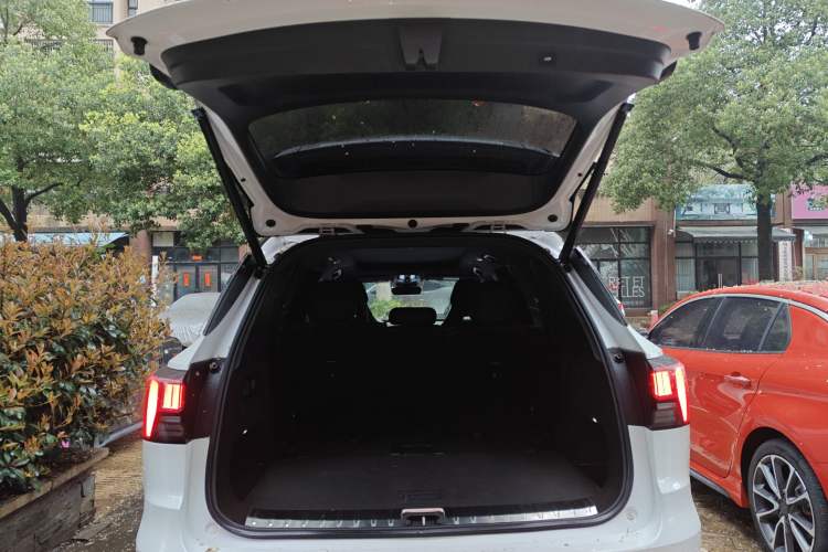 Used Lynk & Co 09 EM-P 2021 2.0T PHEV Halo Seven-Seater Trunk