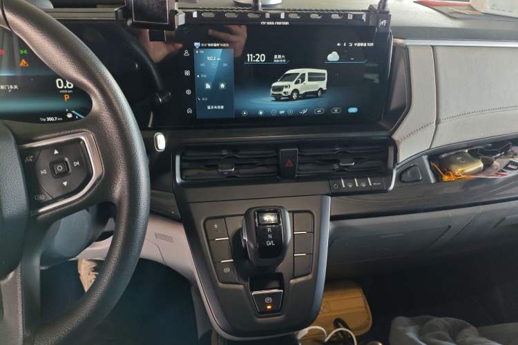 Used Ford Transit T8 2024 T8 2.3T Diesel Automatic Mid-Drive Mid-Roof 6-Seater Fully Equipped 2/2/2 Configuration
